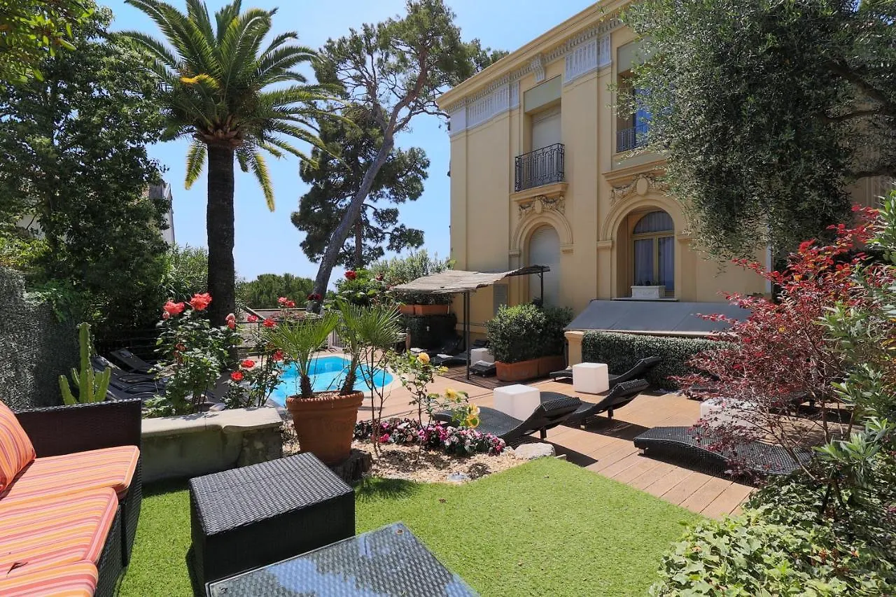 Hotel Petit Palais location